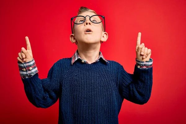 Mladý Malý Kavkazský Kluk Modrýma Očima Stojící Elegantních Brýlích Červeném — Stock fotografie