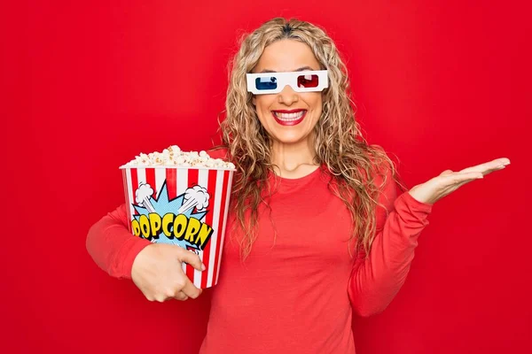 Mladá Krásná Blondýnka Sleduje Film Pomocí Brýle Jíst Popcorn Slaví — Stock fotografie