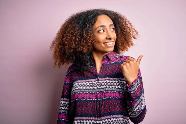 Junge Afrikanisch Amerikanische Frau Mit Afro Haaren Trägt Buntes Hemd — Stockfoto