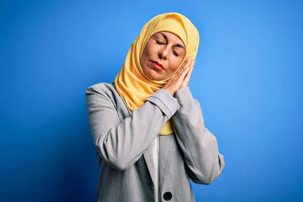 Medelålders Brunett Affärskvinna Bär Muslim Traditionell Hijab Över Blå Bakgrund — Stockfoto