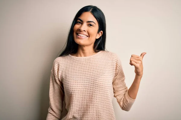 Ung Vacker Latinamerikansk Kvinna Bär Elegant Rosa Tröja Över Isolerad — Stockfoto