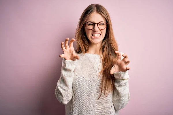 Jonge Mooie Roodharige Vrouw Dragen Casual Trui Bril Roze Achtergrond — Stockfoto