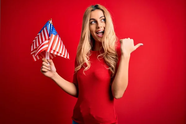 Vacker Blond Patriotisk Kvinna Håller Usa Flaggor Firar Självständighetsdagen Pekar — Stockfoto