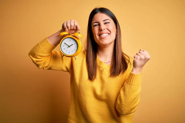 Jeune Belle Femme Tenant Réveil Debout Sur Fond Jaune Isolé — Photo