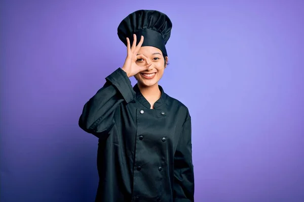 Mladý Krásný Číňan Kuchař Žena Sobě Vařič Uniformu Klobouk Přes — Stock fotografie