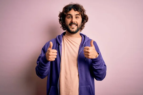 Junger Gutaussehender Sportlicher Mann Mit Bart Lässigem Sweatshirt Über Rosa — Stockfoto