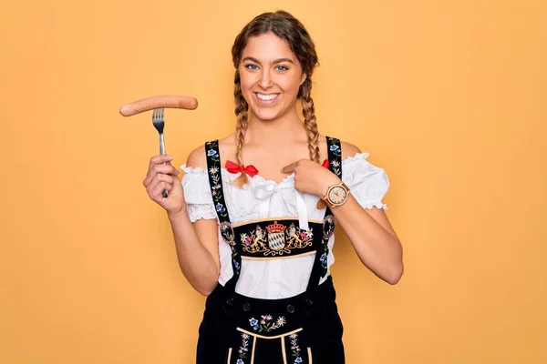 Mulher Alemã Bonita Com Olhos Azuis Vestindo Vestido Oktoberfest Segurando — Fotografia de Stock