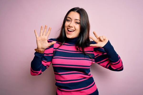 Jonge Brunette Elegante Vrouw Dragen Gestreept Shirt Roze Geïsoleerde Achtergrond — Stockfoto