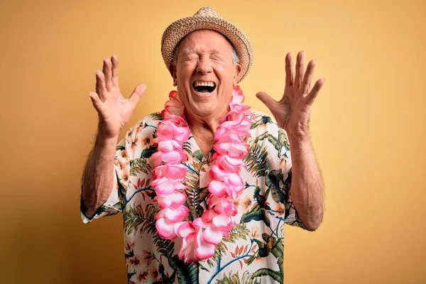 Γκρι Μαλλιά Ανώτερος Άνθρωπος Φορώντας Καλοκαιρινό Καπέλο Και Χαβάη Lei — Φωτογραφία Αρχείου