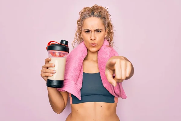 Hermosa Mujer Rubia Deportiva Haciendo Deporte Usando Una Toalla Sujetando — Foto de Stock