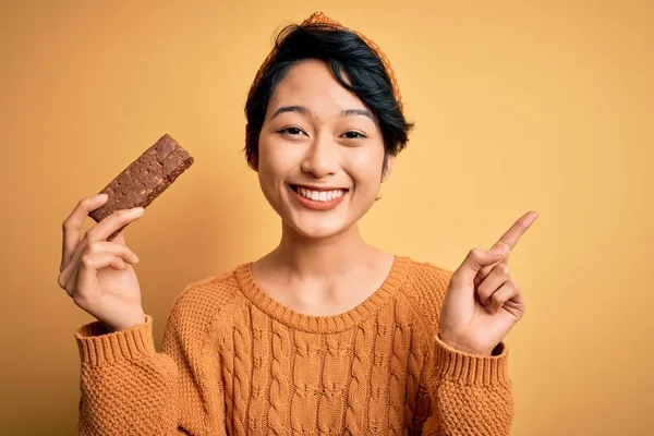 외로운 시리얼의 에너지 단백질 아름답고 아름다운 얼굴로 손가락을 가리키는 — 스톡 사진