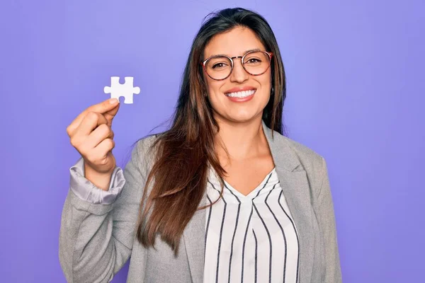 Ung Latinamerikansk Affärskvinna Som Håller Pussel Fred Som Samarbete Och — Stockfoto