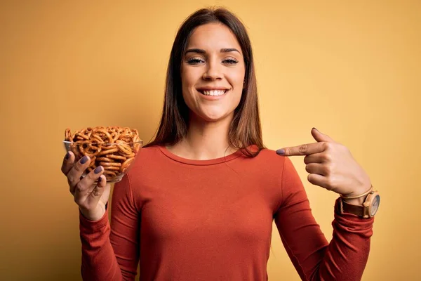 Young Beautiful Brunette Woman Holding Bowl Germany Baked Pretzels Surprise — Stock Photo, Image