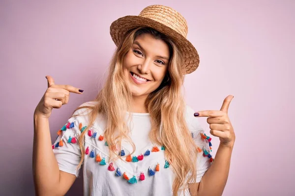 Jovem Mulher Loira Bonita Vestindo Camiseta Chapéu Sobre Fundo Rosa — Fotografia de Stock