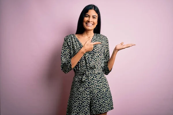 Jovem Bela Mulher Moda Hispânica Vestindo Vestido Casual Sobre Fundo — Fotografia de Stock