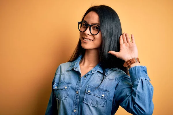 Giovane Bella Donna Cinese Indossa Camicia Jeans Casual Sfondo Giallo — Foto Stock