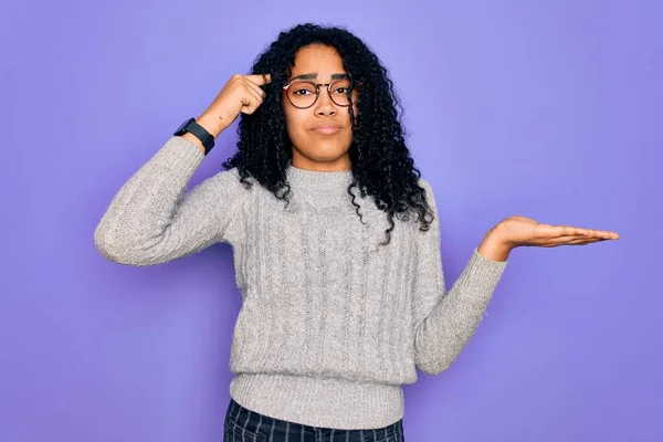 Mujer Afroamericana Joven Con Suéter Casual Gafas Sobre Fondo Púrpura —  Fotos de Stock