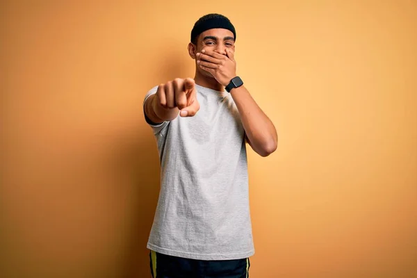 Handsome African American Sportsman Doing Sport Wearing Sportswear Yellow Background — Stock Photo, Image