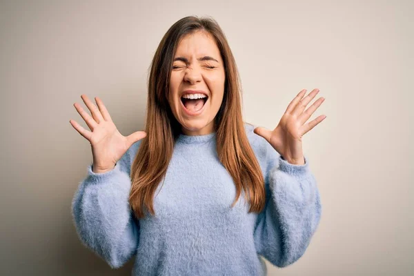 Bella Giovane Donna Indossa Maglione Invernale Casual Piedi Sfondo Isolato — Foto Stock