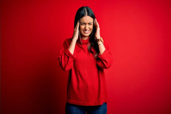 年轻美丽的黑发女人 穿着休闲衫 披着孤立的红色背景 手扶着头疼 因为压力 痛苦的偏头痛 — 图库照片