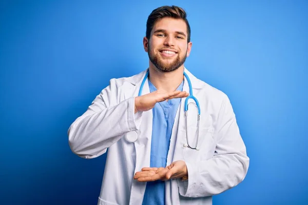 Jovem Médico Loiro Com Barba Olhos Azuis Vestindo Casaco Branco — Fotografia de Stock