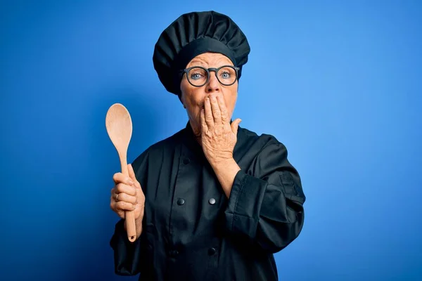 Senior Hermosa Mujer Pelo Gris Chef Con Uniforme Cocina Sombrero —  Fotos de Stock