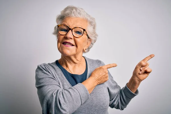 Ältere Schöne Grauhaarige Frau Trägt Lässigen Pullover Und Brille Über — Stockfoto