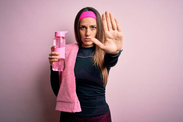 Joven Mujer Fitness Con Ropa Deportiva Toalla Beber Agua Botella —  Fotos de Stock