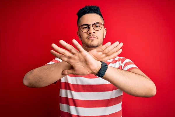 Jovem Bonito Homem Vestindo Casual Listrado Shirt Óculos Sobre Isolado — Fotografia de Stock