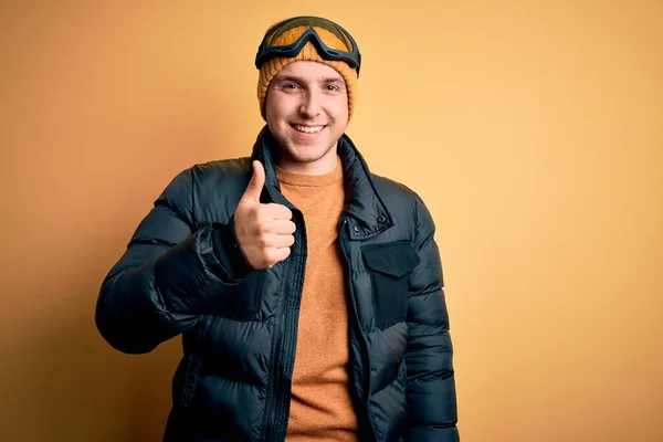 Ung Stilig Kaukasier Man Bär Hatt Rock Och Skidglasögon För — Stockfoto