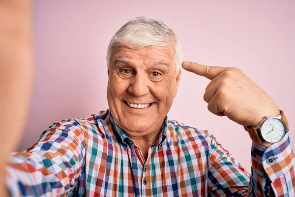 Senior Stilig Hoary Man Bär Casual Skjorta Gör Selfie Vid — Stockfoto