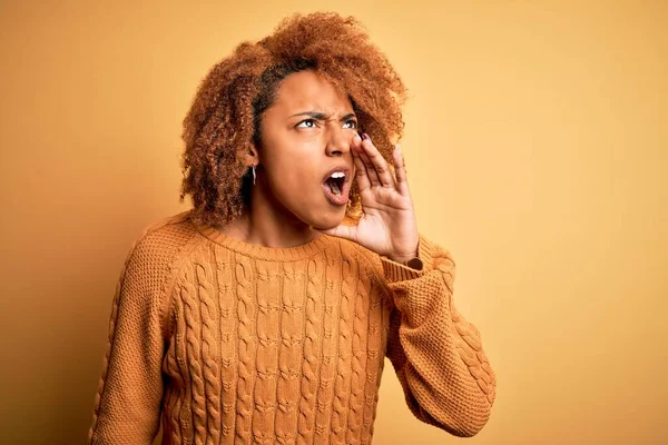 Young Beautiful African American Afro Woman Curly Hair Wearing Casual — 스톡 사진