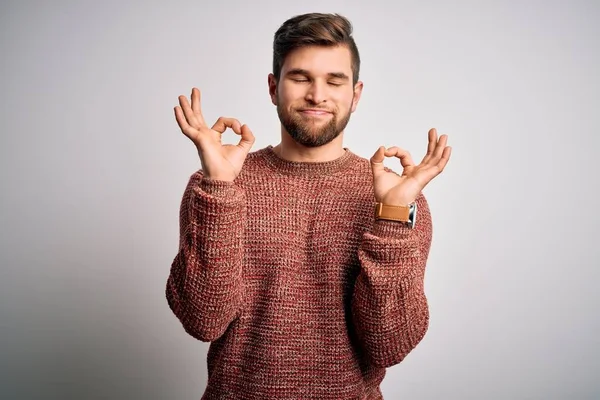 Joven Hombre Rubio Con Barba Ojos Azules Vistiendo Suéter Casual — Foto de Stock