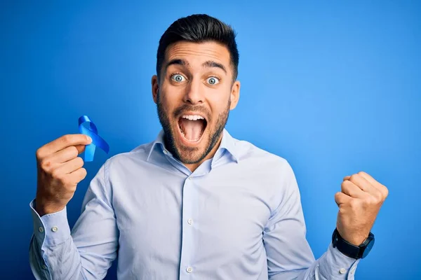 Junger Gutaussehender Mann Mit Blauer Schleife Als Prostatakampagne Unterstützung Vor — Stockfoto