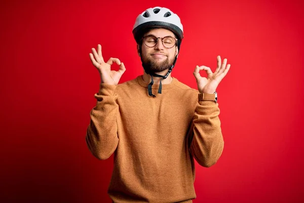 턱수염을 기르고 자전거 선수가 자전거 안경을 긴장을 손가락으로 명상을 미소짓고 — 스톡 사진