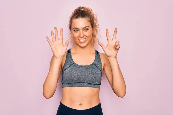 Joven Hermosa Deportista Rubia Con Ojos Azules Haciendo Ejercicio Usando — Foto de Stock