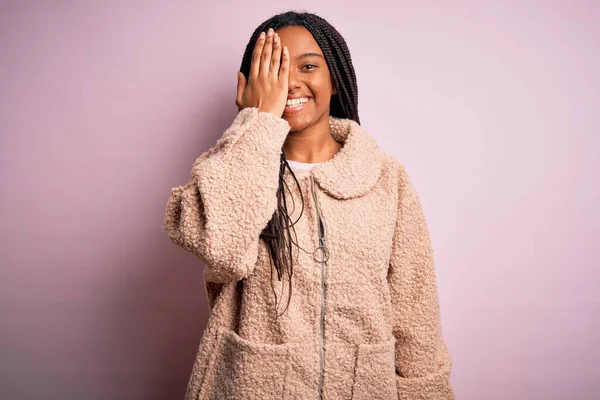 Jonge Afrikaanse Amerikaanse Vrouw Draagt Mode Winter Jas Roze Geïsoleerde — Stockfoto