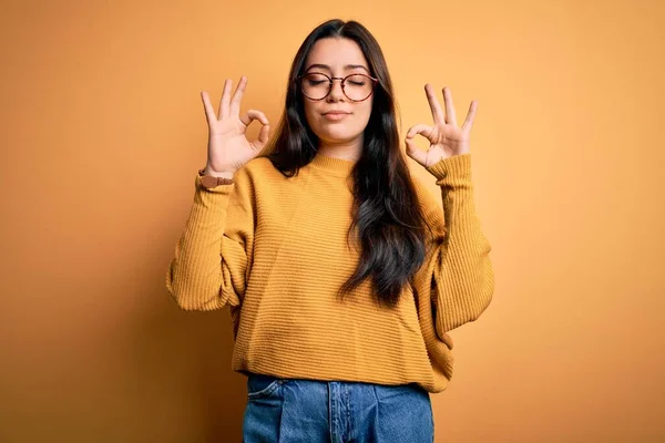 Mujer Morena Joven Con Gafas Suéter Casual Sobre Fondo Aislado —  Fotos de Stock