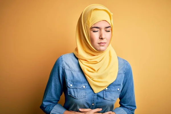 Młoda Piękna Dziewczyna Nosząca Muzułmański Hidżab Stojąca Nad Odizolowanym Żółtym — Zdjęcie stockowe