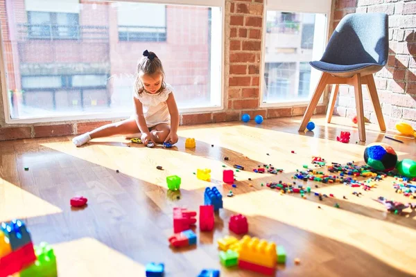 Junge Schöne Blonde Mädchen Kind Genießen Spielschule Mit Spielzeug Kindergarten — Stockfoto