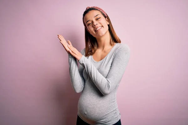 Jong Mooi Tiener Meisje Zwanger Verwacht Baby Geïsoleerde Roze Achtergrond — Stockfoto