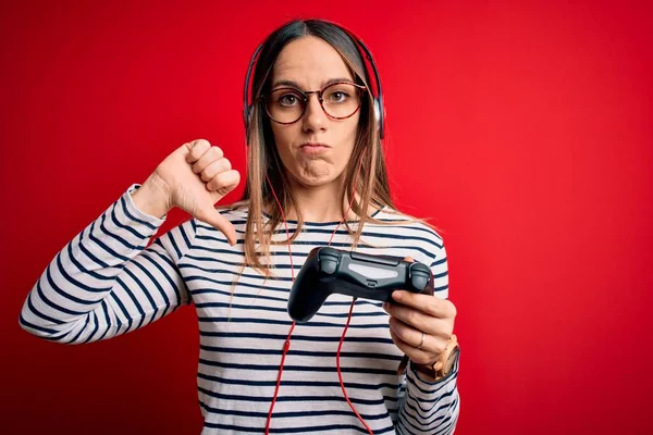 Junge Blonde Spielerfrau Mit Gamepad Spielt Videospiele Auf Rotem Hintergrund — Stockfoto