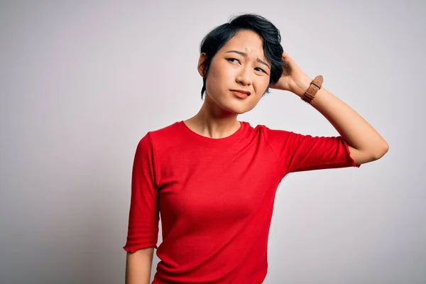 Junge Schöne Asiatische Mädchen Lässigem Roten Shirt Das Über Isoliertem — Stockfoto