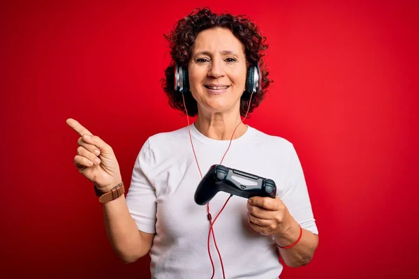 Frau Mittleren Alters Mit Lockigem Haar Spielt Videospiel Mit Steuerknüppel — Stockfoto