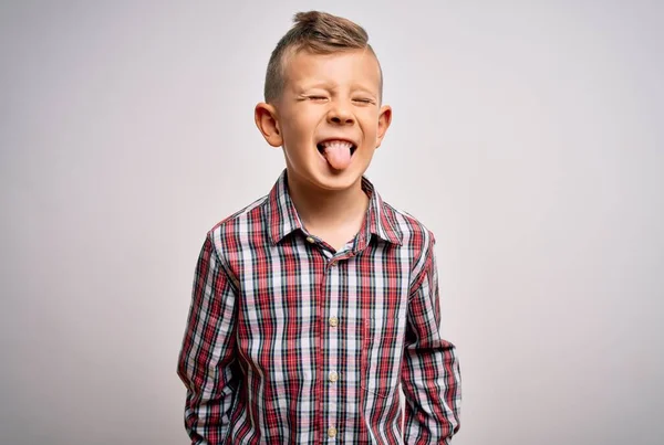 青い目の若い白人の子供は 面白い表情で幸せな舌を突き出して孤立した背景の上に立ってエレガントなシャツを着ています 感情概念 — ストック写真