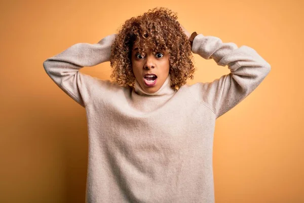 Joven Mujer Afroamericana Hermosa Con Jersey Cuello Alto Sobre Fondo —  Fotos de Stock