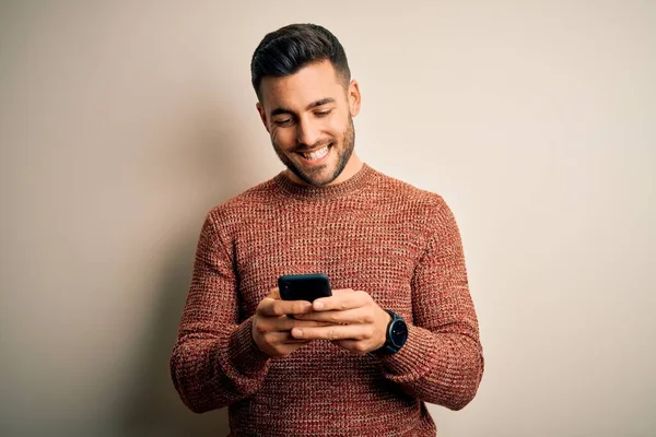 Joven Hombre Guapo Teniendo Conversación Usando Teléfono Inteligente Sobre Fondo — Foto de Stock