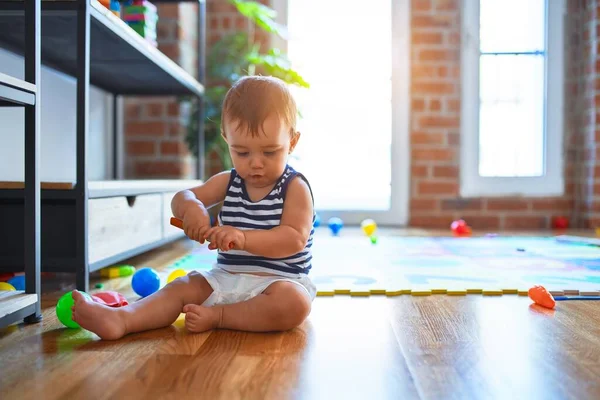 Anaokulunda Bir Sürü Oyuncakla Oynayan Sevimli Bir Çocuk — Stok fotoğraf