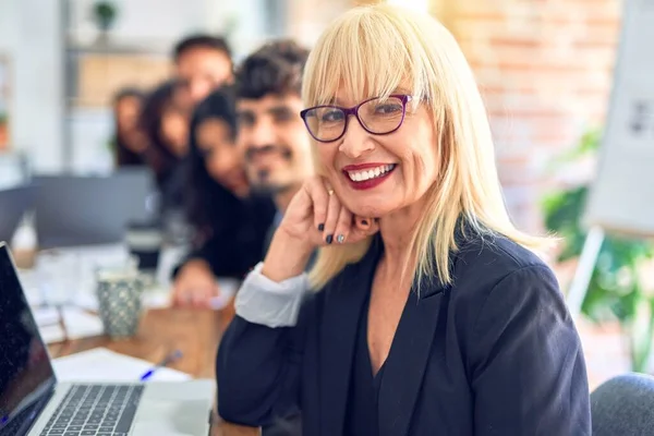 Forretningsarbeidere Sitter Smiler Ansikt Til Ansikt Ser Kameraet Middelaldrende Kvinne – stockfoto