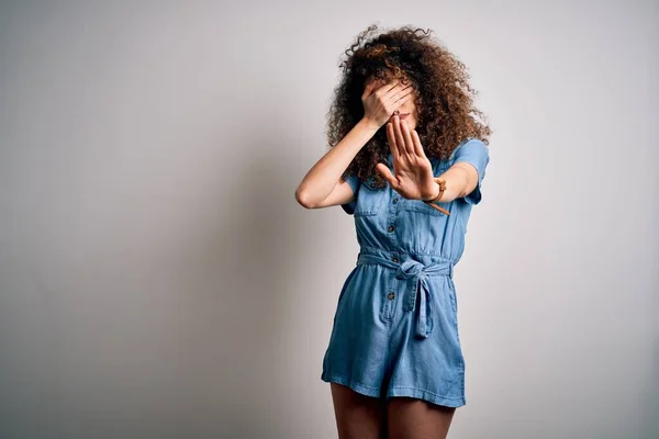 Jonge Mooie Vrouw Met Krullend Haar Piercing Dragen Casual Spijkerjurk — Stockfoto